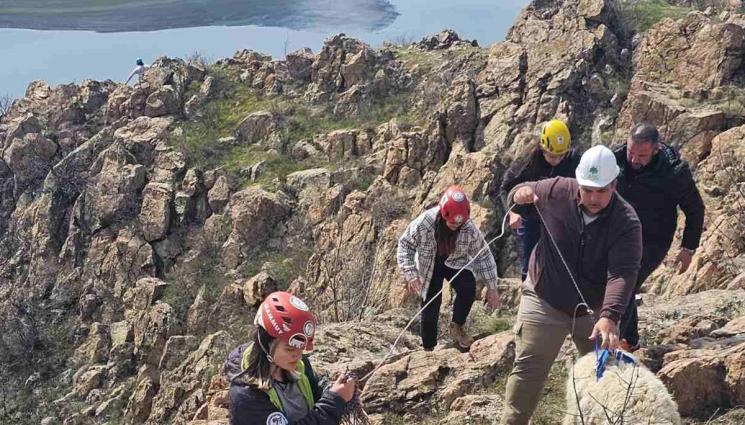 С - АКЦИЯ В КЪРДЖАЛИЙСКО: Спасиха две от пропадналите в пропаст овце (СНИМКИ)