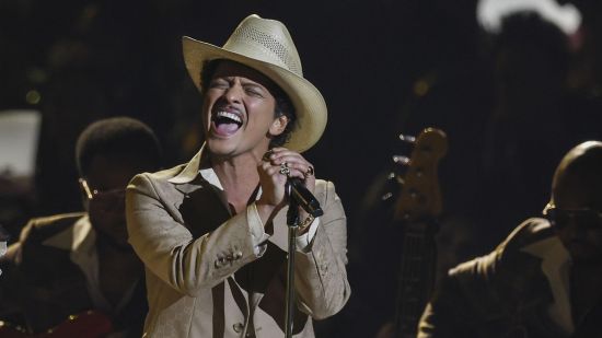 Bruno Mars отговаря, след като фенове на Taylor Swift го обвиниха, че я обижда