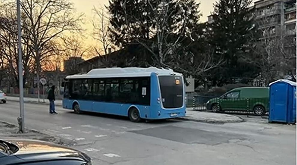 Силен юмрук в лицето: нападнаха шофьор на автобус в Русе (ВИДЕО)