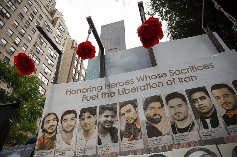 Снимки на екзекутирани от правителството в Техеран, показани на протест срещу иранския режим в Ню Йорк