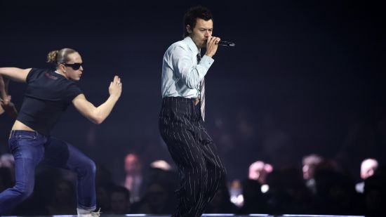 Harry Styles с най-големия глобален дебют в кариерата си с „Kiss All The Time. Disco, Occasionally.“