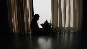 дете разстроено самотно