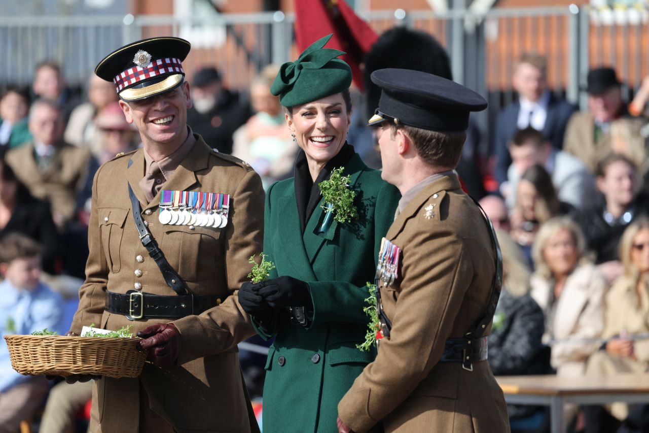 <p>Принцесата на Уелс отбеляза Деня на Свети Патрик с безупречен стил, напомняйки за еволюцията си в кралското семейство. Докато през 2012 г. тя беше просто съпруга на принц, днес Кейт е начело на полка, съчетавайки военната строгост с висшата мода.</p>