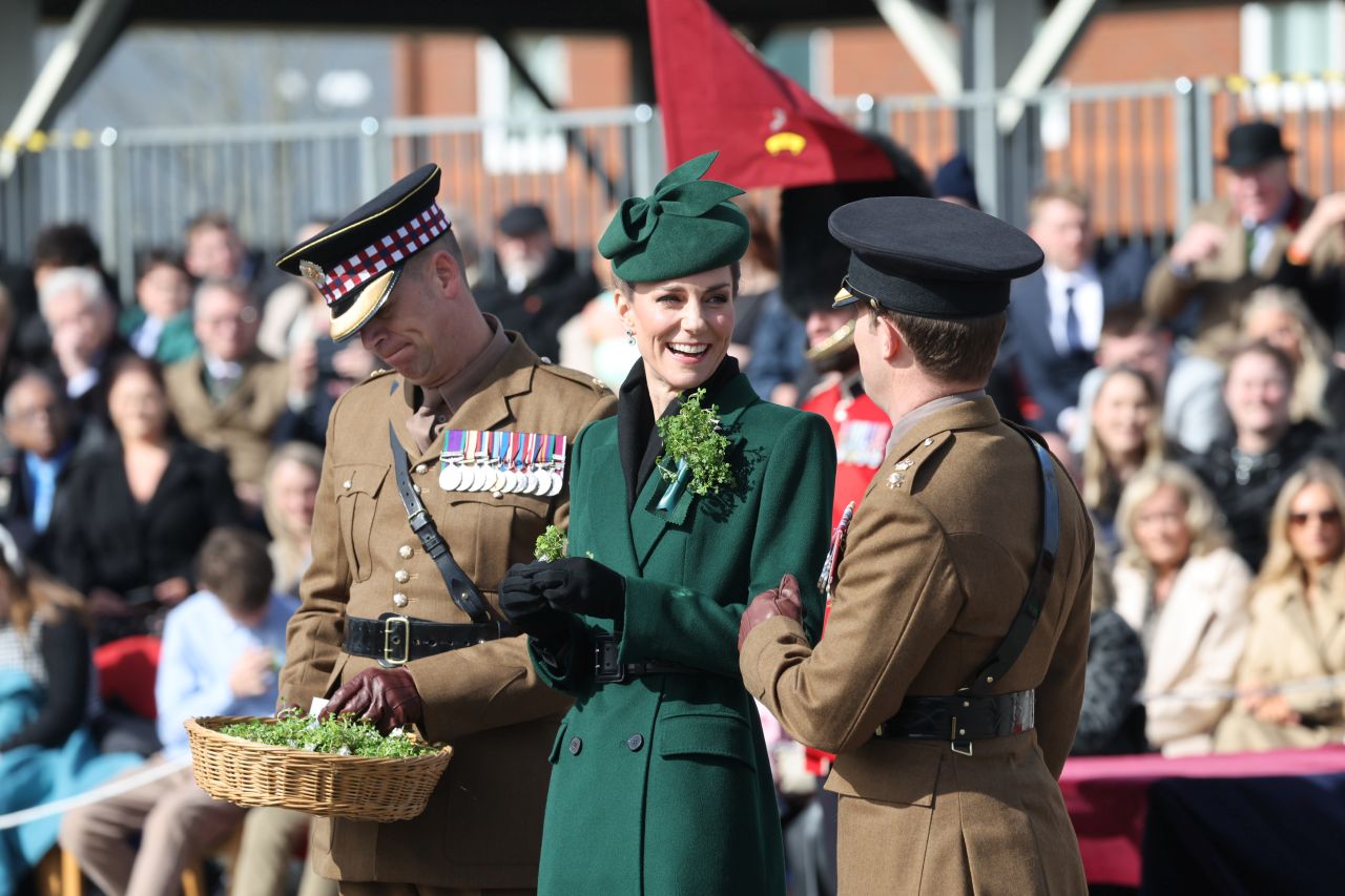 <p>Принцесата на Уелс отбеляза Деня на Свети Патрик с безупречен стил, напомняйки за еволюцията си в кралското семейство. Докато през 2012 г. тя беше просто съпруга на принц, днес Кейт е начело на полка, съчетавайки военната строгост с висшата мода.</p>