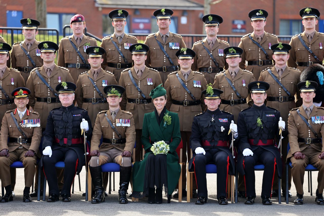 <p>Принцесата на Уелс отбеляза Деня на Свети Патрик с безупречен стил, напомняйки за еволюцията си в кралското семейство. Докато през 2012 г. тя беше просто съпруга на принц, днес Кейт е начело на полка, съчетавайки военната строгост с висшата мода.</p>