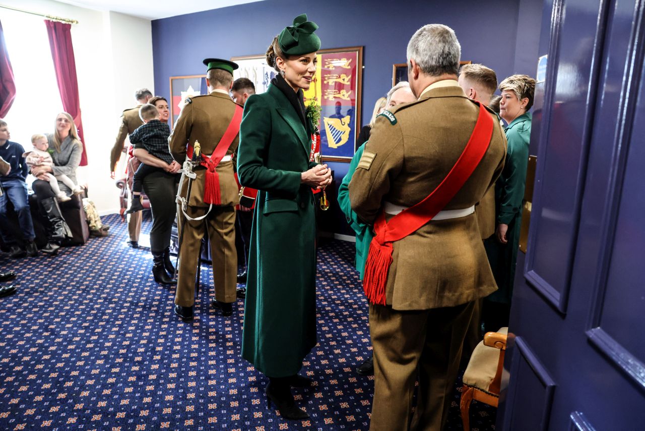 <p>Принцесата на Уелс отбеляза Деня на Свети Патрик с безупречен стил, напомняйки за еволюцията си в кралското семейство. Докато през 2012 г. тя беше просто съпруга на принц, днес Кейт е начело на полка, съчетавайки военната строгост с висшата мода.</p>