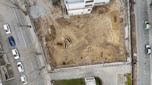 Откриха бронзов венец с позлата и старинни монети в двора на несебърско училище (СНИМКИ)