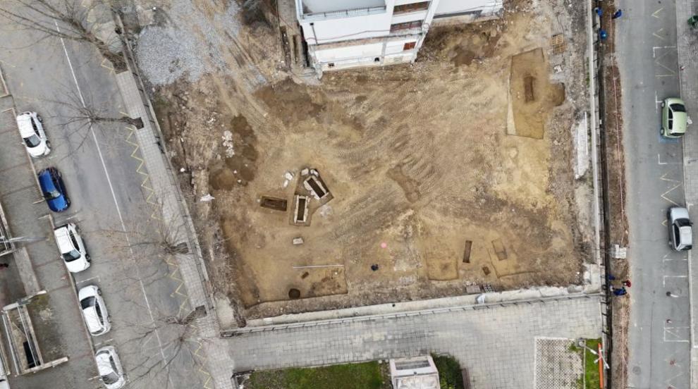 Откриха бронзов венец с позлата и старинни монети в двора на несебърско училище (СНИМКИ)