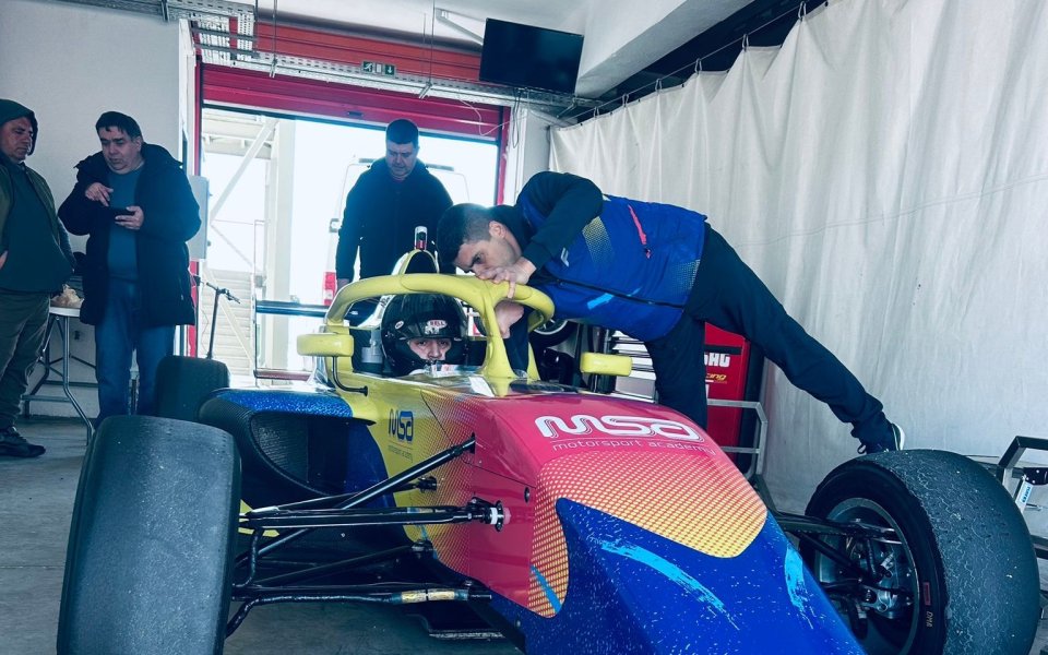 Нова голяма надежда: Самуил Иванов дебютира във Формула 4 | Gong.bg