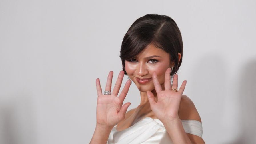 Зендая впечатли с диамантени обеци на премиерата на "Драмата"