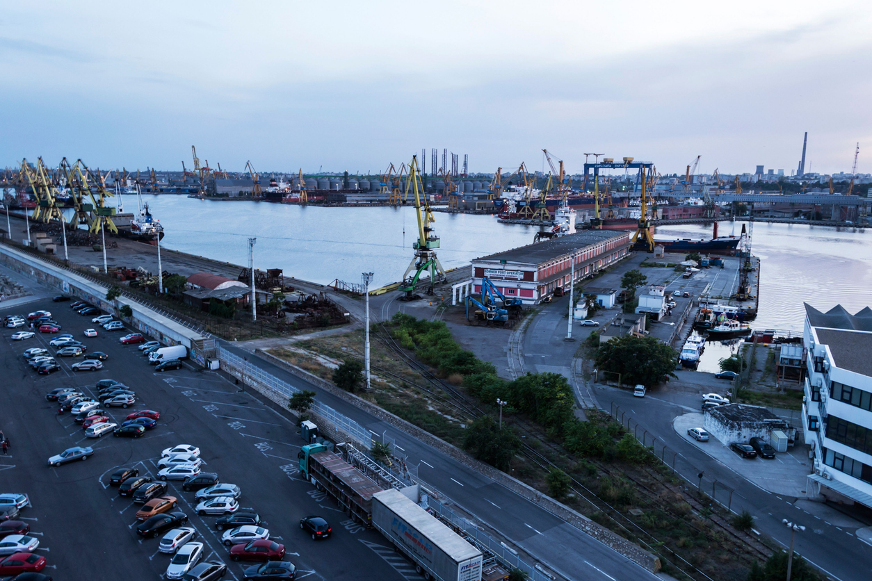 Влекач потъна в пристанище в Румъния, поне един загинал