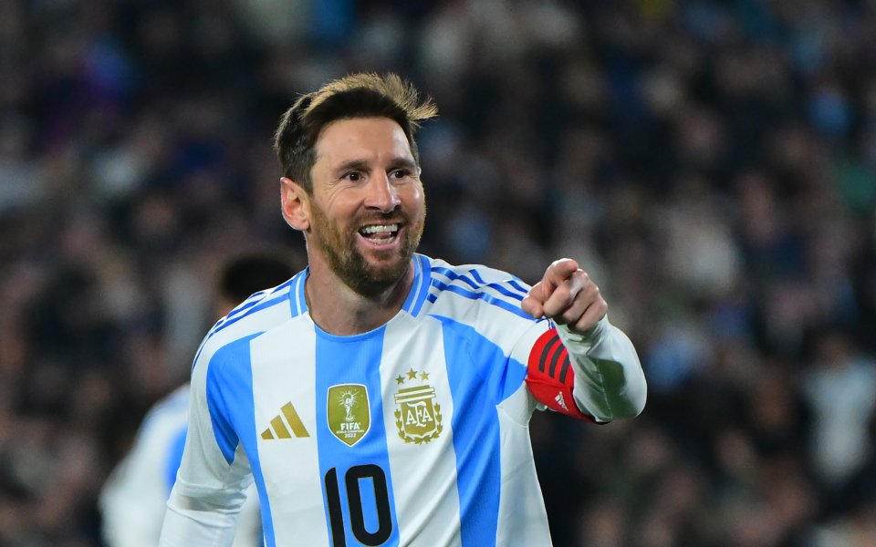 Секси певица се пусна по бельо и с фланелка на Меси