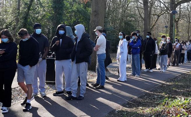 Огнището на менингит в Англия е „експлозивно“, случаите растат бързо