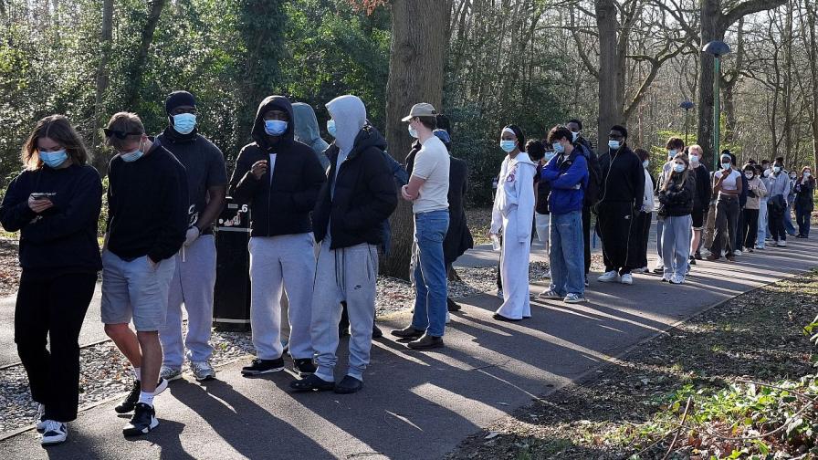 Студенти се редят на опашка в Кент за поставяне на ваксина срещу менингит B