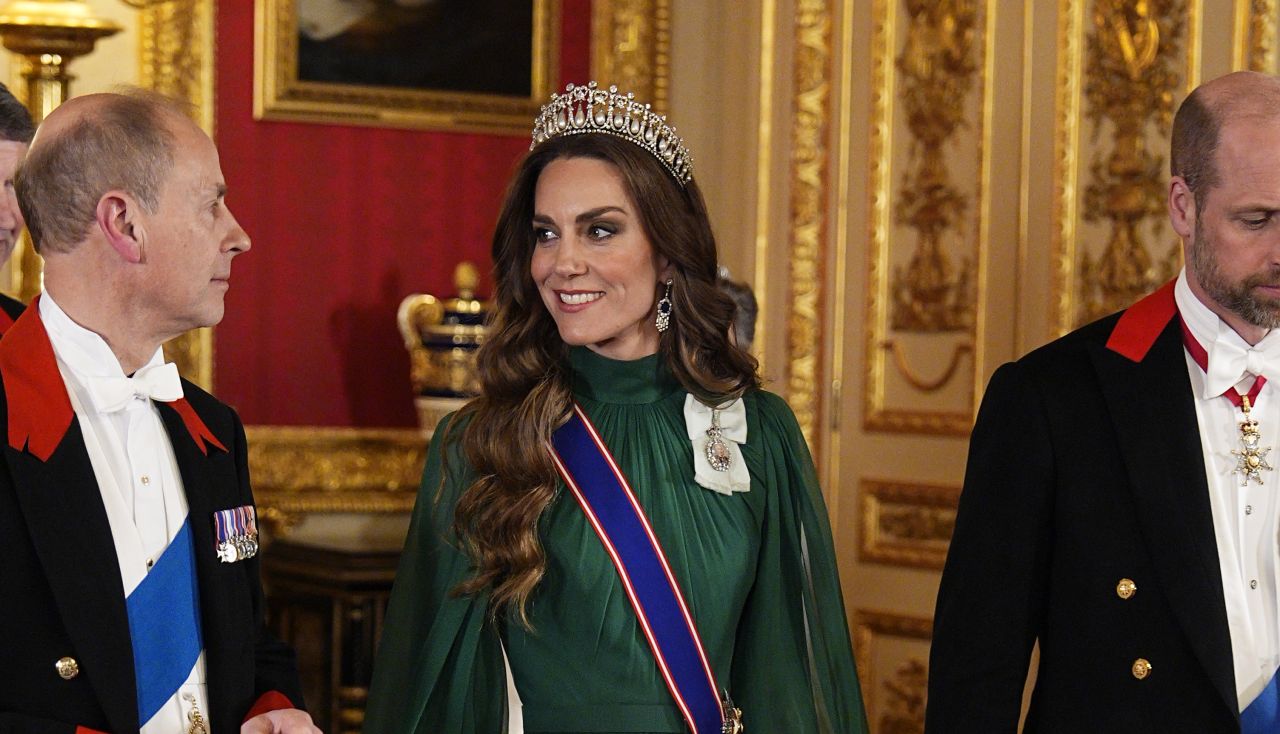 <p>Принцесата на Уелс, Кейт Мидълтън, се превърна в център на вниманието по време на държавния банкет в чест на Нигерия, организиран в замъка Уиндзор. За своята първа поява с тиара за 2026 година, 44-годишната Кейт избра емблематичното бижу Lover"s Knot (&bdquo;Любовен възел&ldquo;), инкрустирано с 19 масивни перли и десетки диаманти.</p>