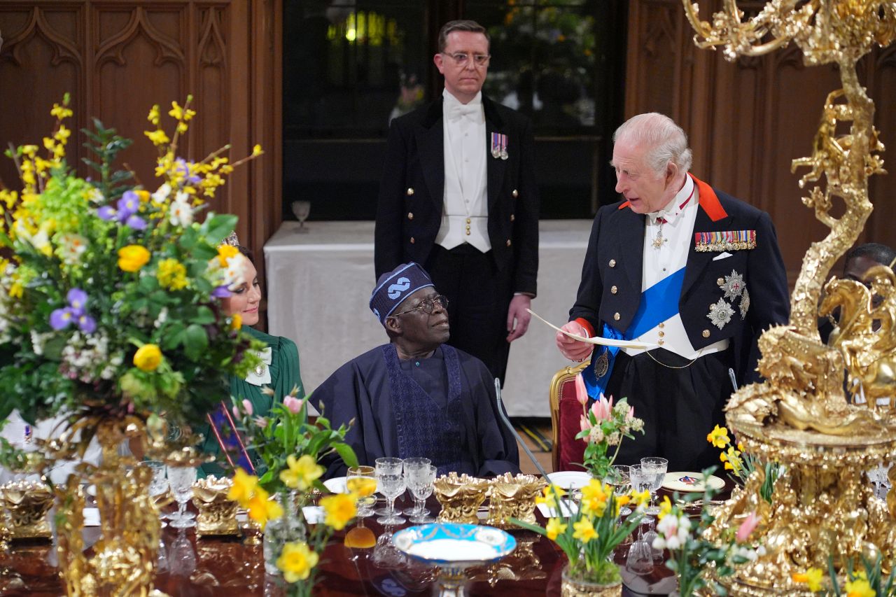 <p>Принцесата на Уелс, Кейт Мидълтън, се превърна в център на вниманието по време на държавния банкет в чест на Нигерия, организиран в замъка Уиндзор. За своята първа поява с тиара за 2026 година, 44-годишната Кейт избра емблематичното бижу Lover"s Knot (&bdquo;Любовен възел&ldquo;), инкрустирано с 19 масивни перли и десетки диаманти.</p>