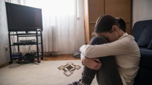 дете тъжно момиче