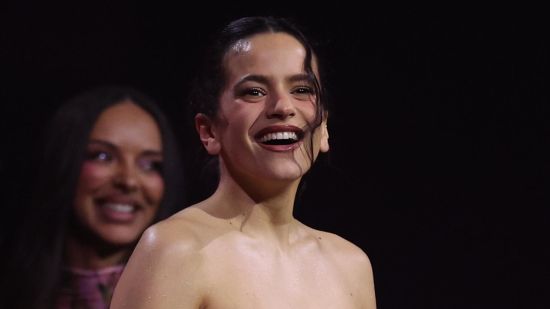 ROSALÍA СТАРТИРА СВЕТОВНО ТУРНЕ LUX TOUR С ВПЕЧАТЛЯВАЩО ШОУ ВЪВ ФРАНЦИЯ