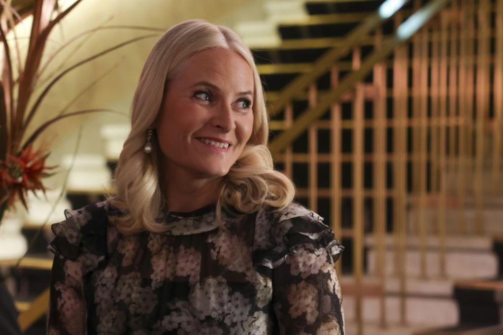 Норвежката принцеса Мете-Марит заяви, че съжалява за приятелството си с покойния сексуален престъпник Джефри Епстийн, предаде Ройтерс. 

Публикуваните от Министерството на правосъдието на САЩ милиони документи, свързани с Епстийн, предизвикаха шок по целия свят, разкривайки връзките на финансиста с видни личности, включително принцесата и водещи норвежки политици, бизнесмени и дипломати, отбелязва агенцията.

“Бях манипулирана и измамена”, заяви днес Мете-Марит в интервю за норвежката обществена телевизия NRK.

“Разбира се, бих искала никога да не го бях срещала”, каза тя за Епстийн.

Досиетата “Епстийн” разкриха честа комуникация между Мете-Марит и Епстийн, продължила дълго след като той се призна за виновен през 2008 г. в сексуално престъпление. 52-годишната принцеса, която се извини на крал Харалд и кралица Соня в изявление на 6 февруари, не е обвинена в никакви престъпни деяния.

Последните изнесени документи разкриха, че Мете-Марит е поддържала контакт с Епстийн от 2011 до 2014 г. и е прекарала четири дни в къщата му в Палм Бийч по време на частно пътуване през 2013 г.

Премиерът на Норвегия отправи необичайна критика към кралската особа, настоявайки, че Мете-Марит трябва да даде пълни обяснения по случая. 

“Никога не съм виждала нищо незаконно”, заяви Мете-Марит пред NRK.

Популярността на кралското семейство претърпя спад през последните месеци. Според проучване от февруари на “Норстат”, около 60% от норвежците подкрепят монархията, което представлява спад спрямо 70% през януари, докато 27% подкрепят републиката, което е ръст спрямо 19% за същия период.

/ПЙ/

 Мете-Марит