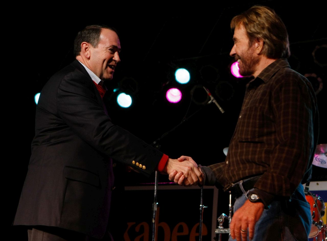 <p>Холивуд загуби своята най-голяма екшън легенда &ndash; Чък Норис почина, оставяйки след себе си десетилетия кино история. От битките с Брус Лий до &bdquo;Уокър, тексаският рейнджър&ldquo;, той се превърна в символ на несломимия дух. Вижте най-силните му моменти в кадри</p>