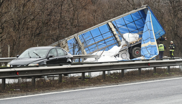 птп - ТИР се обърна на АМ „Тракия“