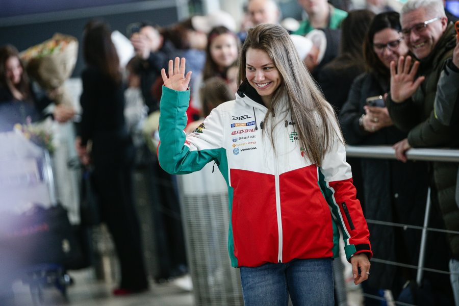 Лора Христова се завърна в България1