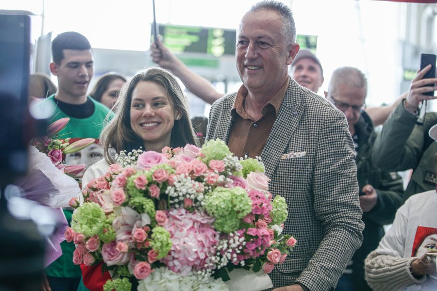 Лора Христова се завърна в България1