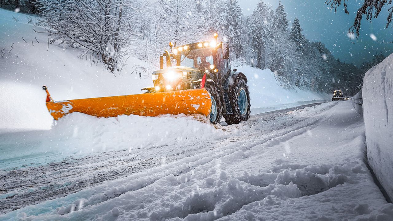 Снежен капан в Турция: Над 100 населени места са без достъп заради виелици