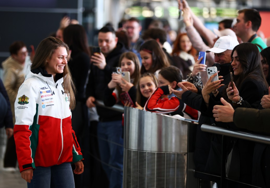 <p>Гордост, сълзи от щастие и заслужени аплодисменти! Бронзовата медалистка от Зимните олимпийски игри в Милано-Кортина Лора Христова стъпи отново на българска земя. На Терминал 2 тя бе посрещната подобаващо заедно с част от останалите ни националните състезатели по биатлон.</p>