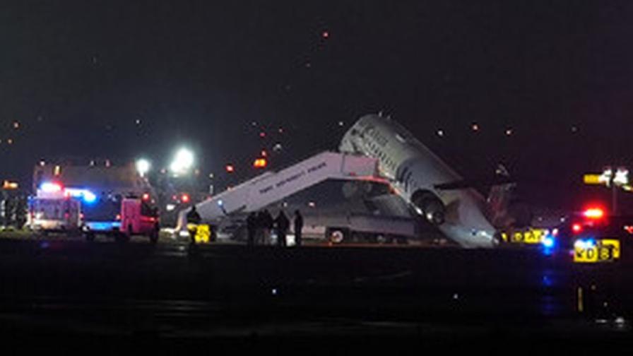 Самолет се сблъска с пожарен автомобил на летище в Ню Йорк, има загинали и ранени