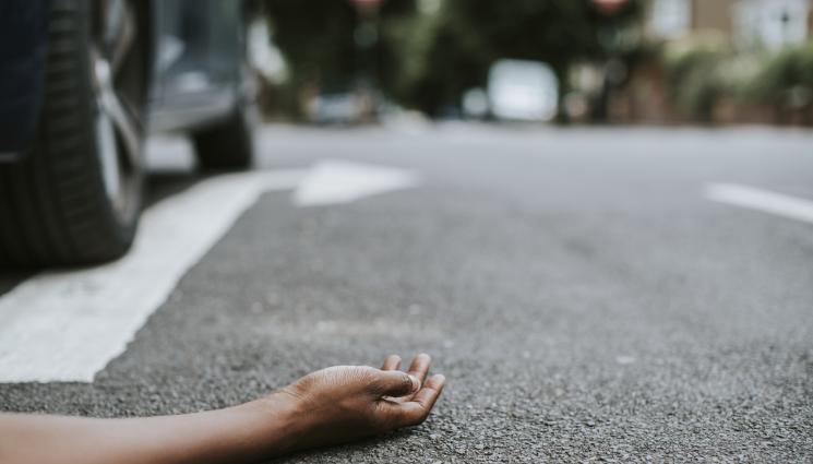 пешеходец - ВНИМАНИЕ: Жена се хвърля под гумите на колите!