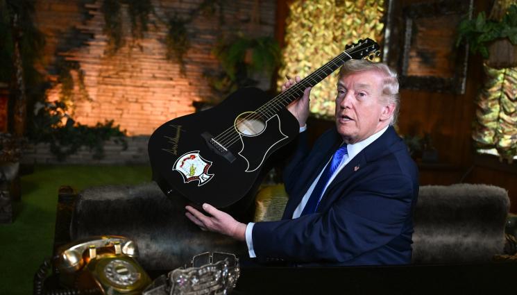 тръмп - ТРЪМП В „ГРЕЙСЛАНД“: Елвис щеше да е доволен от мен!