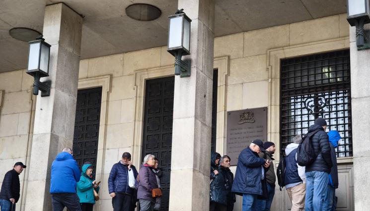 бнб - Прекупвачи се сдобиха с монетата от БНБ: Разиграват Кръстьо Сарафов на търг в нета