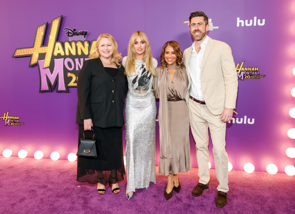 <p>Майли Сайръс отбеляза 20-годишнината на &bdquo;Хана Монтана&ldquo; на емоционална премиера в Ел Ей. Звездата почете култовата си роля с ретро визия, събра се с оригиналния актьорски състав и представи специален юбилеен епизод с архивни кадри по Disney+.</p>