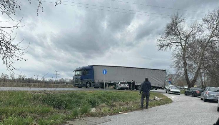ф - ТЕЖКА КАТАСТРОФА: Автомобил се вряза в тир на главния път Пловдив - Хасково