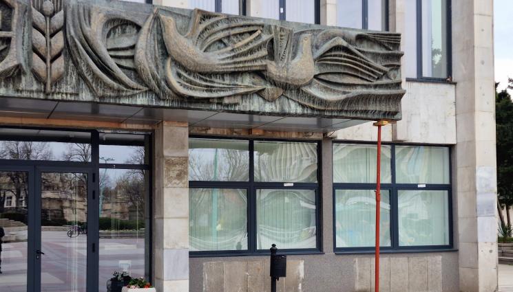 видинско кметство - ВЪВ ВИДИН: Опасно пано виси на кметство