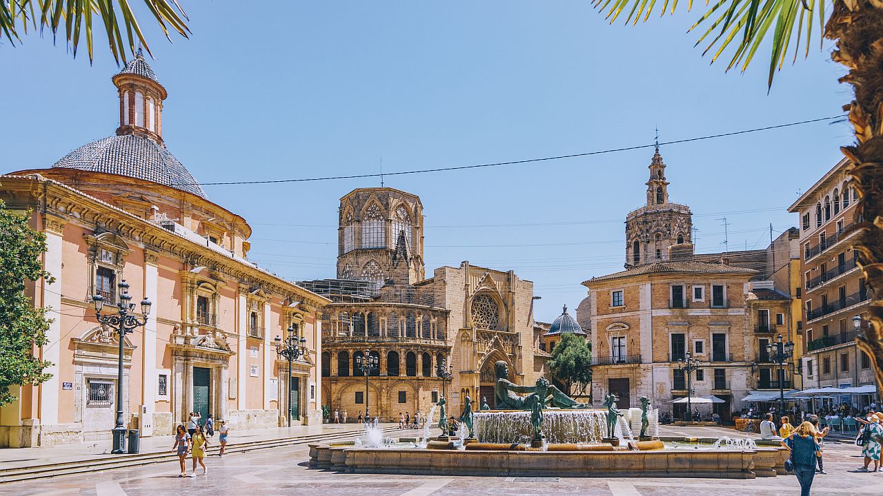 <p>Валенсия, Испания През март и април във Валенсия е достатъчно топло, за да се разхождате по тениска и да отидете на плаж. Избягвате летните жеги и можете да разгледате местната архитектура, наслаждавайки се на лек пролетен бриз.</p>