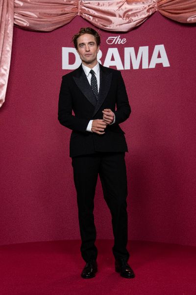 <p>Зендая с нова булчинска рокля и впечатляващи бижута на премиерата на "The Drama" в Париж.</p>