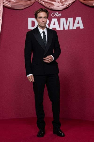 <p>Зендая с нова булчинска рокля и впечатляващи бижута на премиерата на "The Drama" в Париж.</p>