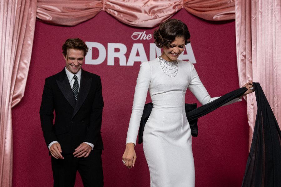 <p>Зендая с нова булчинска рокля и впечатляващи бижута на премиерата на "The Drama" в Париж.</p>