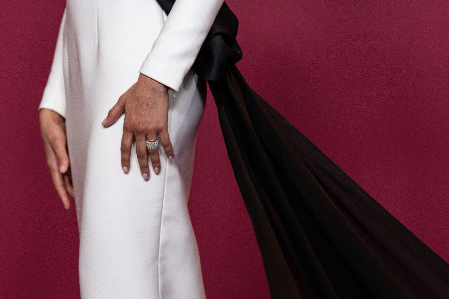 <p>Зендая с нова булчинска рокля и впечатляващи бижута на премиерата на "The Drama" в Париж.</p>