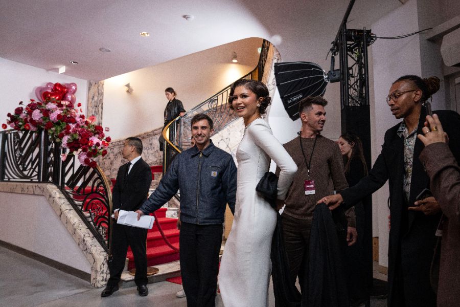 <p>Зендая с нова булчинска рокля и впечатляващи бижута на премиерата на "The Drama" в Париж.</p>