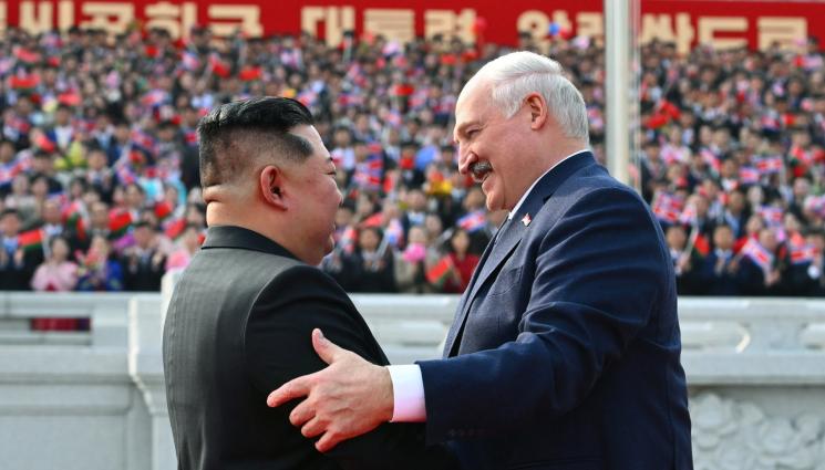Ким Лукашенко - Ким Чен-ун се гушка с Лукашенко