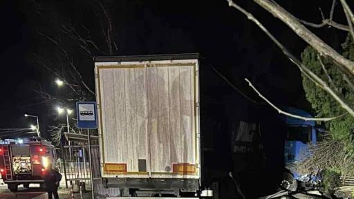 Шофьор на тир с близо два промила помете ограда в Каспичан