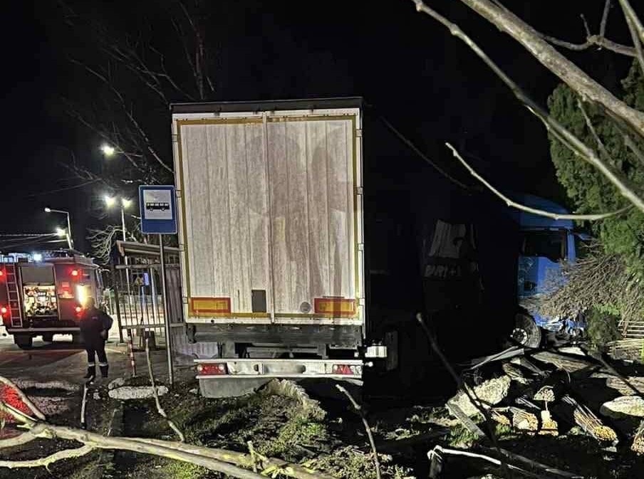 Шофьор на тир с близо два промила помете ограда в Каспичан