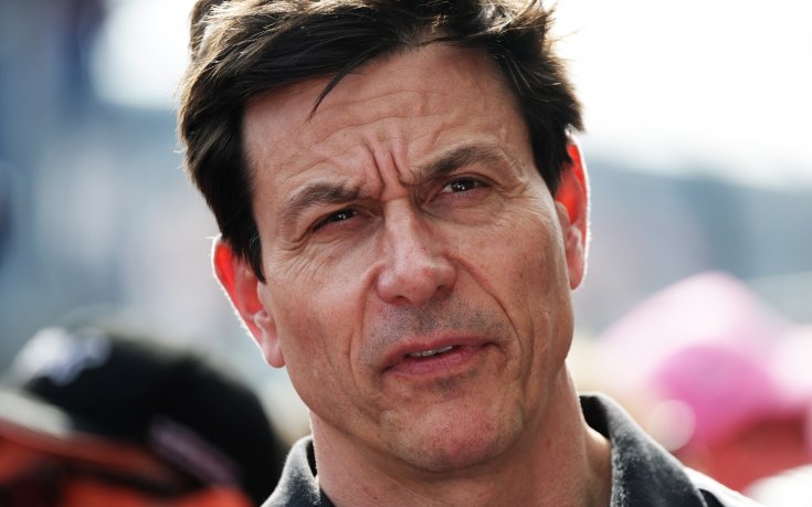 Шефът на Мерцедес не потвърди, но и не отхвърли слуховете за Верстапен