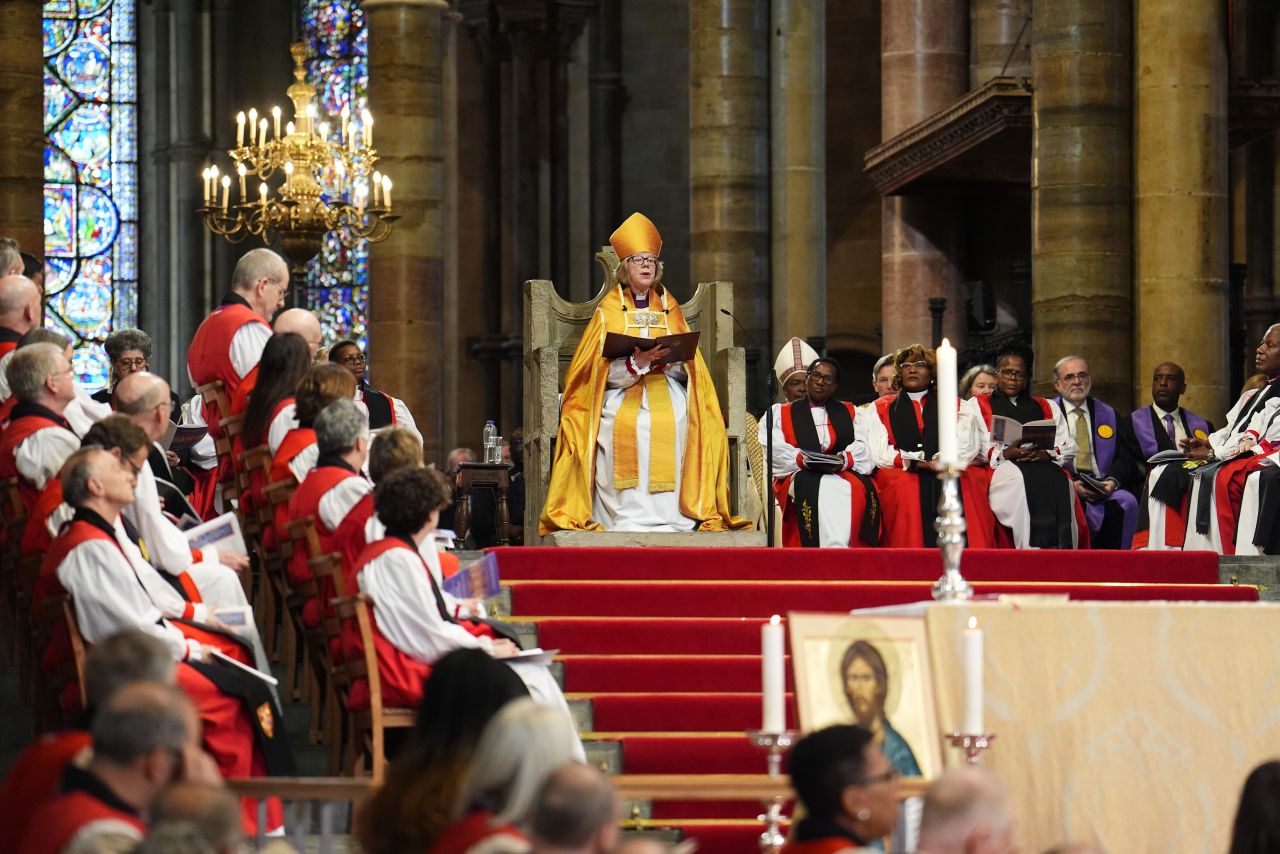 <p>Сара Мълали беше официално въведена в длъжност като архиепископ на Кентърбъри, с което започна публичното ѝ служение като първата жена начело на Англиканската църква</p>