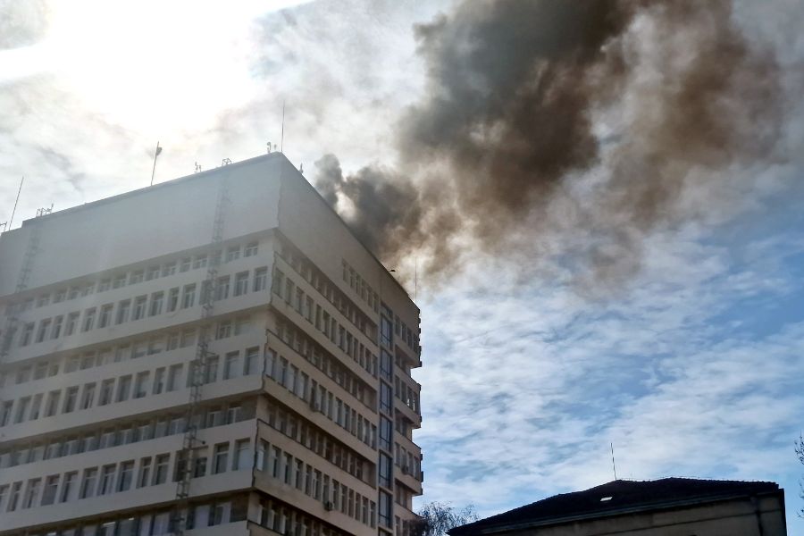 <p>Пожар гори на покрива на сградата на общината в Разград.</p>