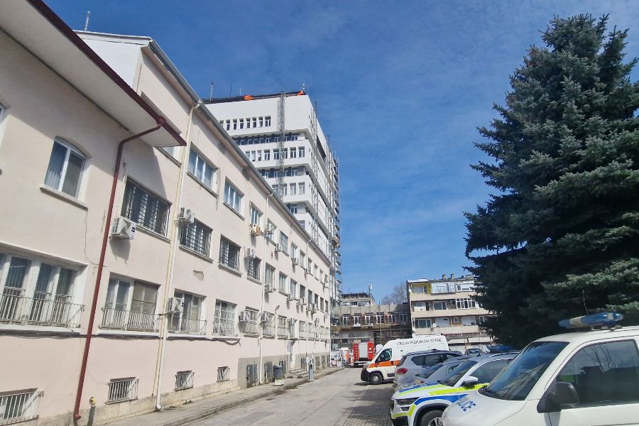 <p>Пожар гори на покрива на сградата на общината в Разград.</p>