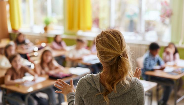 учителка училище - Политика в класната стая? МОН подаде сигнал до прокуратурата